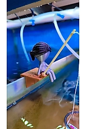 Balık Tutan Kadın Figürü