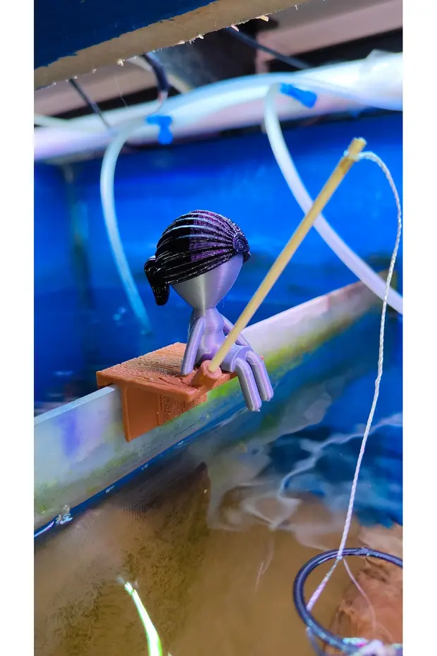 Balık Tutan Kadın Figürü