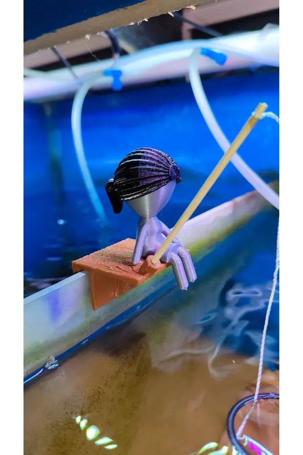 Balık Tutan Kadın Figürü